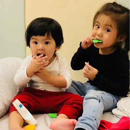 贾静雯晒咘咘波妞公主照,姐妹俩表情丰富,手上的零食出卖了她们_修杰