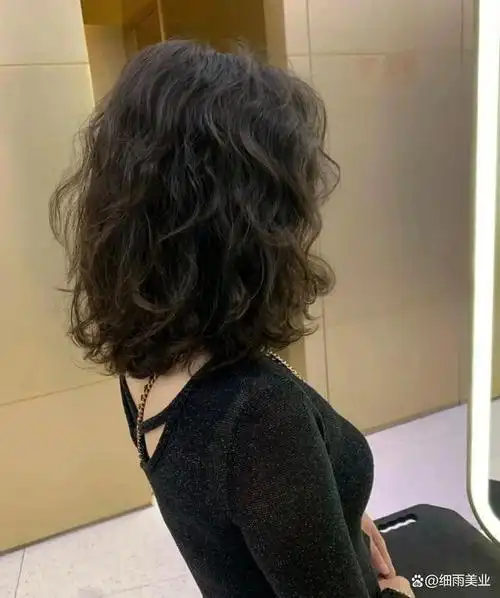 如果烫泡面卷的那种小卷不敢尝试,可以选择烫法式卷,日常百搭又减龄