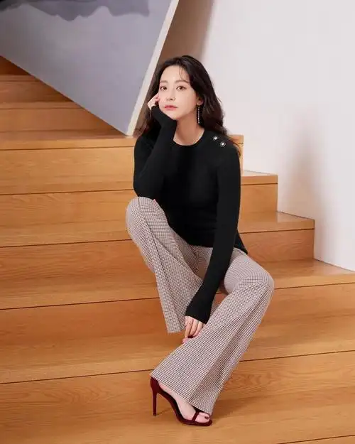 微喇叭的格子裤,配上细跟高跟鞋,一定会很显瘦又显腿长～不想穿太正