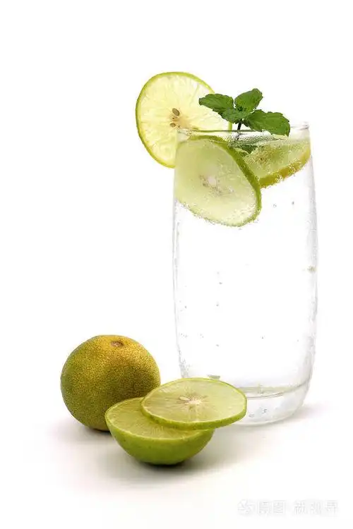 白色背景新鲜柠檬汁清凉饮料