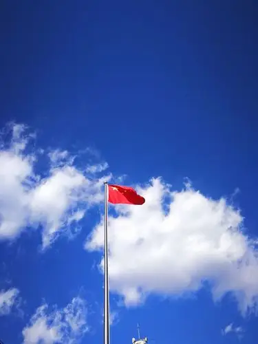 蓝天白云飘在红旗边