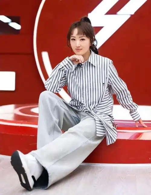 杨钰莹真是无龄美魔女条纹衬衫牛仔裤打扮酷潮50岁看着像20
