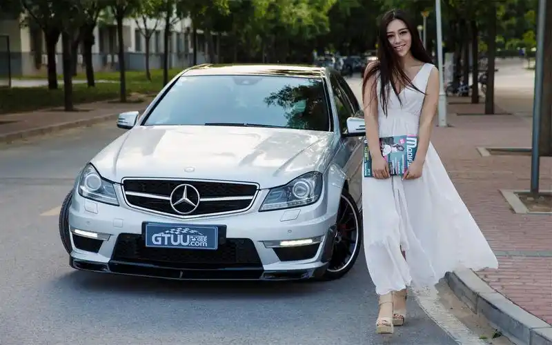 毕业季女神amg跑车高清电脑桌面壁纸