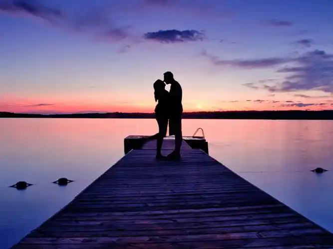 夕阳码头情侣相拥ppt背景图片