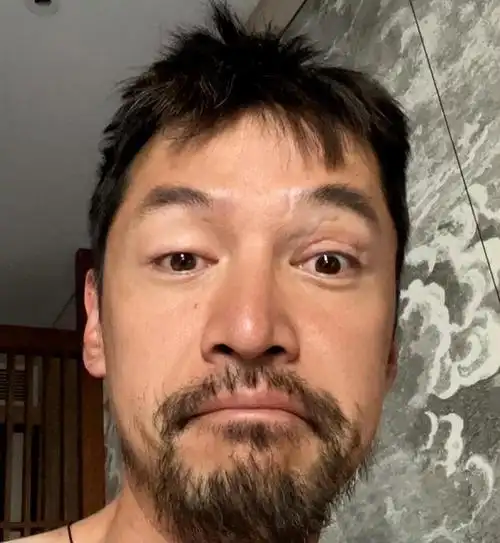 留胡子堪比"整容"!这11位男星气质大变,有人变丑,有人成极品