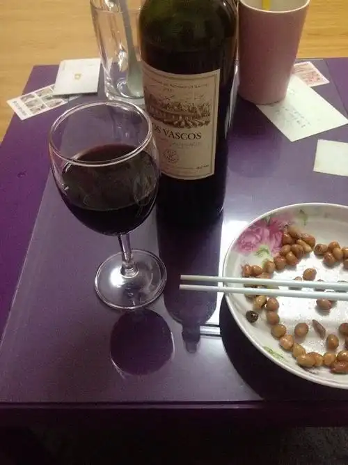 红酒一杯歌一遍,再拜陈三愿,一愿郎君出现,二愿父母常健,三愿