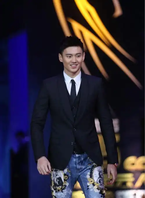 1月24日,游泳运动员宁泽涛在颁奖典礼红毯仪式上.新华社记者孟永民摄.