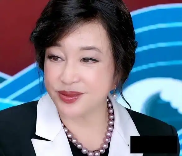 70岁刘晓庆抹大红唇,真不把自己当奶奶