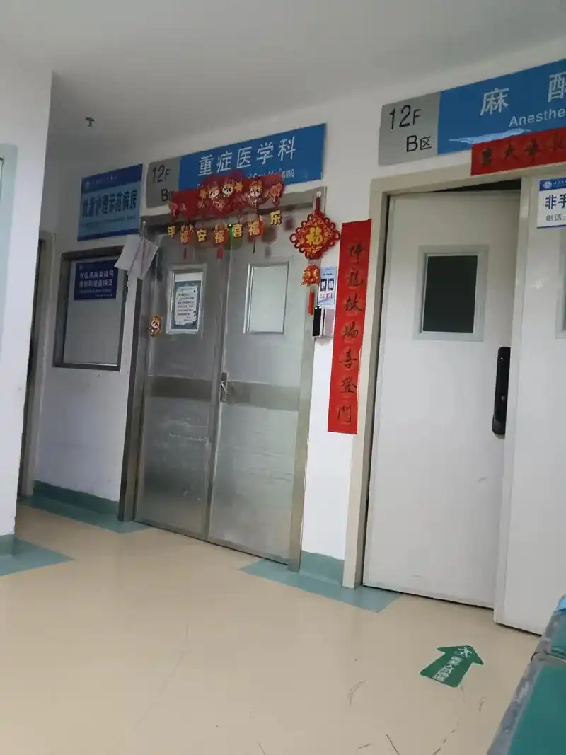 最焦虑不安,崩溃的心情,莫过于重症监护室门口漫长的等待,ic - 抖音