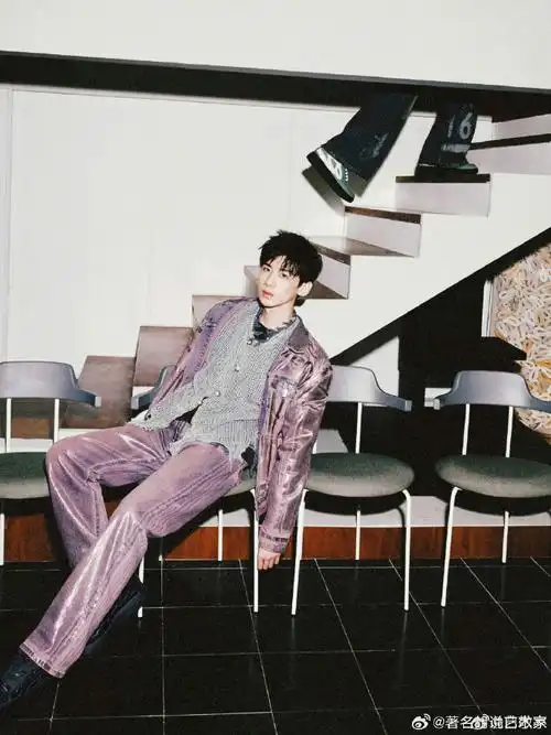 白敬亭嘴叼棒棒糖##白敬亭穿了四件