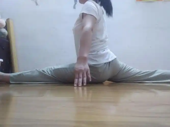 我刚刚完成了一字马横叉训练,加入我一起运动吧!