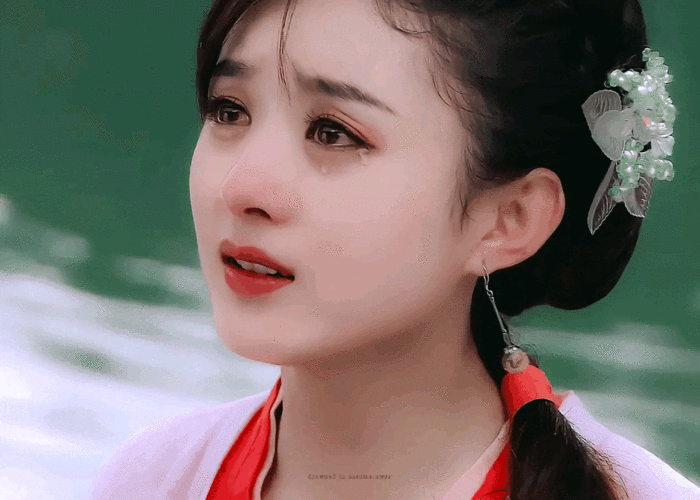 在《有翡》她也是从头哭到尾,隐忍地哭,撕心裂肺地哭,感动地哭,不