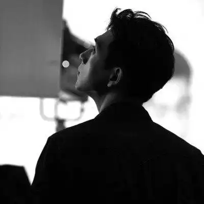 qq头像男生真人 伤感