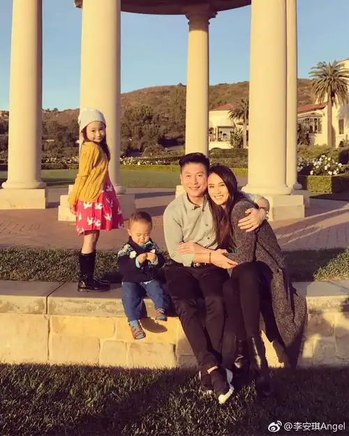 小女神上线!李安琪晒四口合照 奥莉淑女时尚范十足