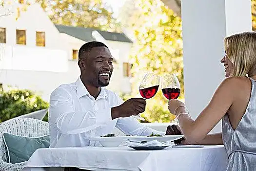 年轻,情侣,祝酒,红酒,餐馆,坐