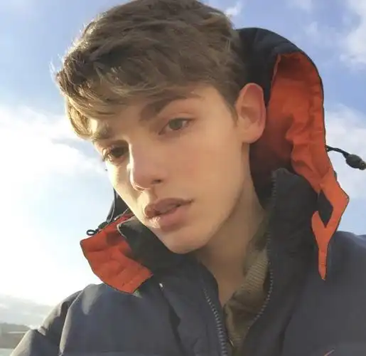 俄罗斯男模喜欢他的瞳色五官也很精致哦