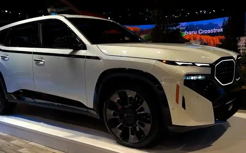 汽车:新款 2023 bmw x9 m 运动型豪华 suv 白色款