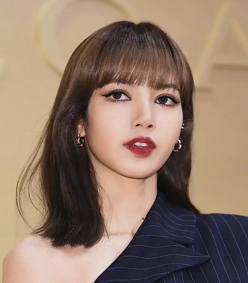 lisa穿"西装裙"诠释芭比颜值,气质真甜,不愧是亚太区最美面孔