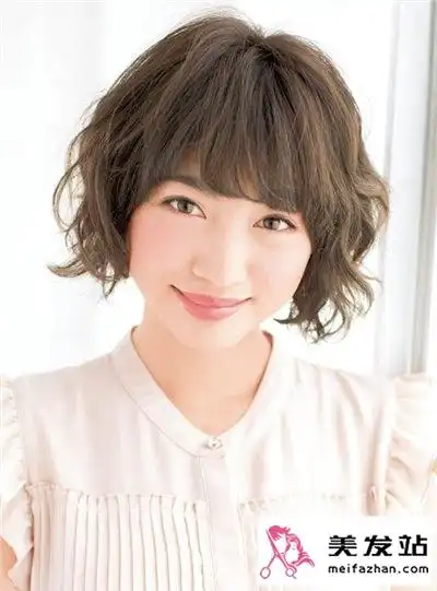 女生夏季时尚卷发发型 蓬松卷发清新百搭