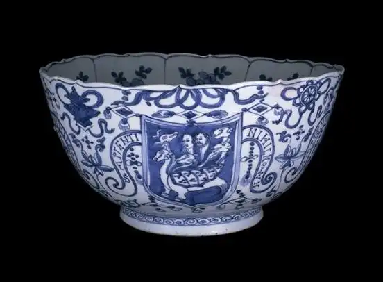 (2/16)带有纹章图案和铭文的克拉克瓷碗 明代 约公元1600至1620年