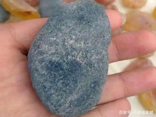 当然马丽散做成琥珀原石,特征也是明显,每一块都比较圆,形状也规整