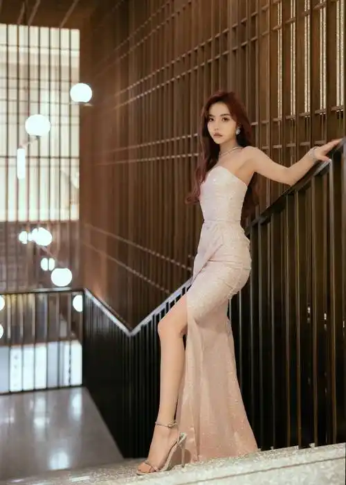 the9安崎抹胸长裙尽显好身材细腰长腿甜美又性感