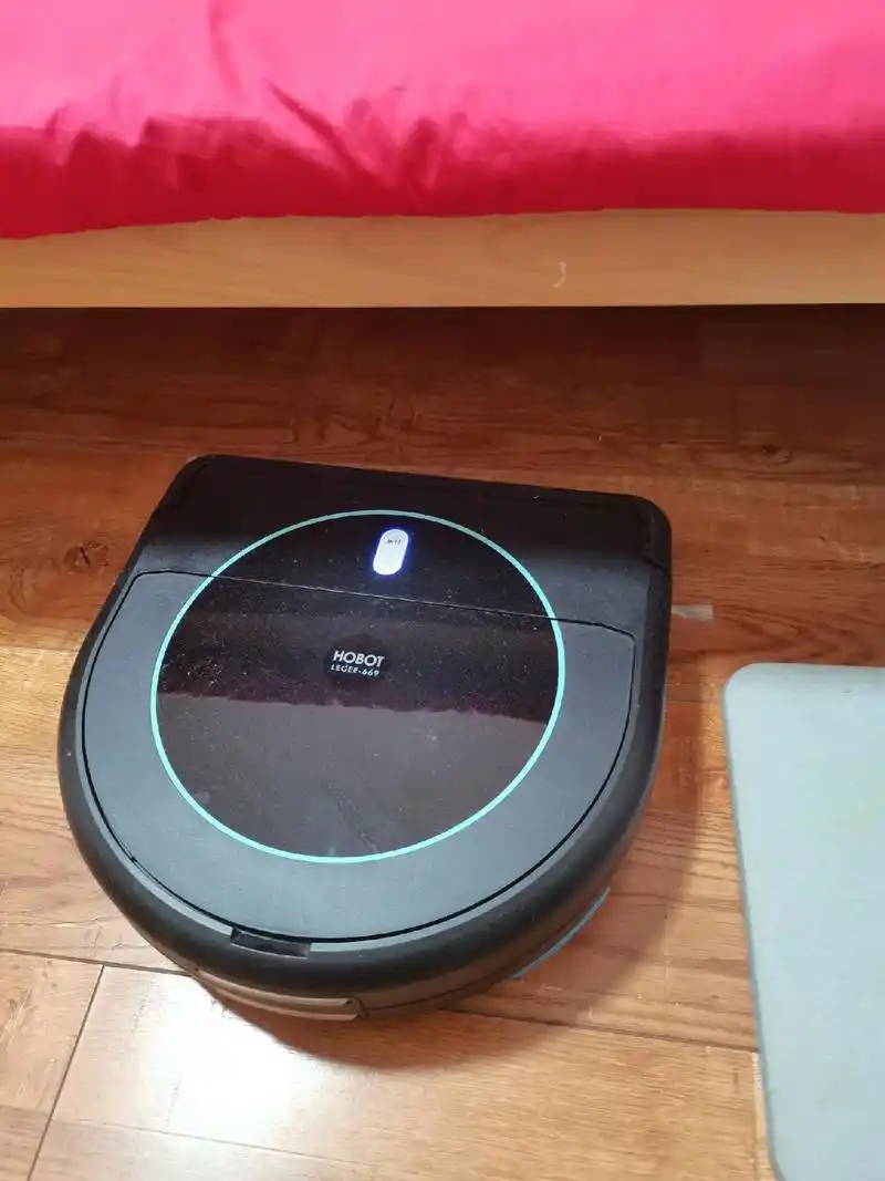 雷姬擦地机器人助力轻松做家务.