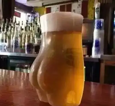 这酒杯不错,一口干了!