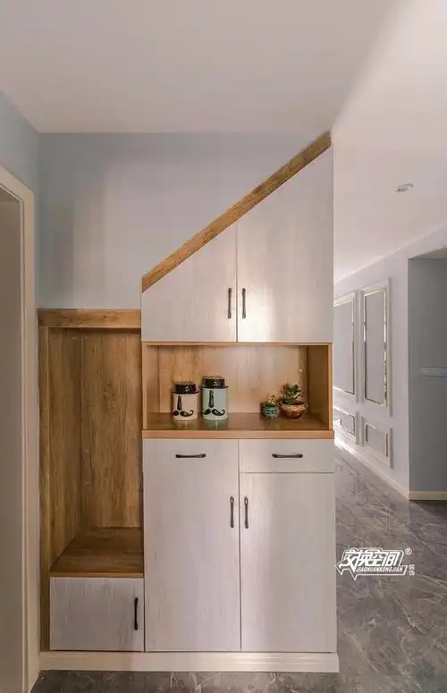 入户多功能鞋柜,与楼梯相连嵌入式设计很好隐藏了楼梯带来的压迫感.