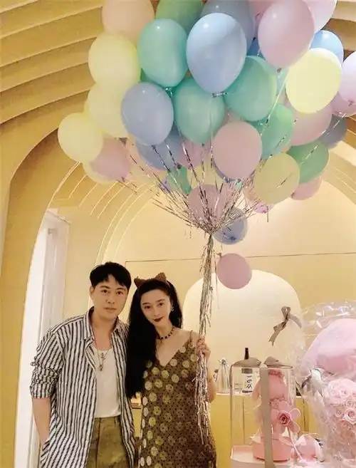 39岁范冰冰生日派对照曝光穿绿色吊带裙戴发箍性感不失可爱