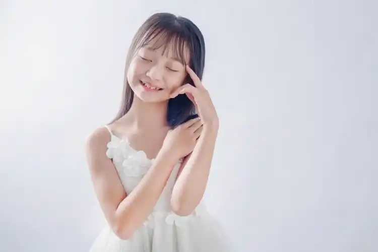 隆小龙的儿童摄影作品《安静女孩》