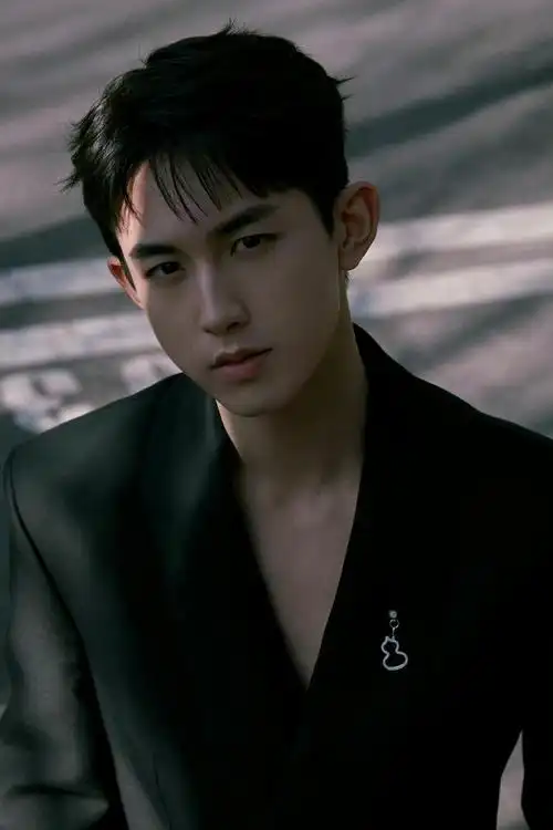 郭俊辰最新西装写真大片!黑色深v西装,高级又性感