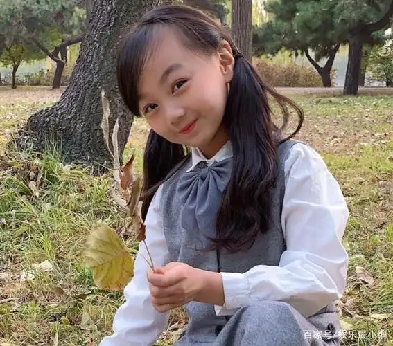 都说阿拉蕾是最萌小童星,看到7岁小山竹近照,简直要认不出了