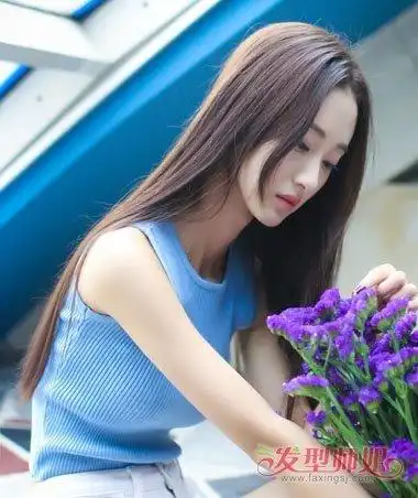 女生中分 离子烫直发发型