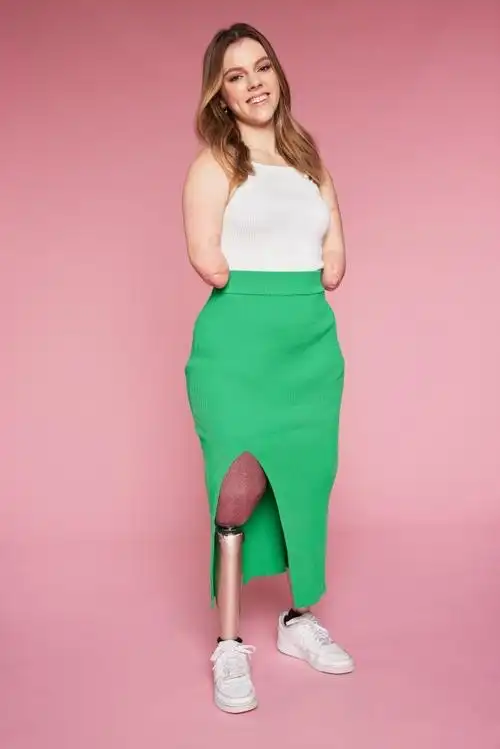 英国四肢截肢少女,凭借美妆教程获80万粉丝,身残志坚好榜样