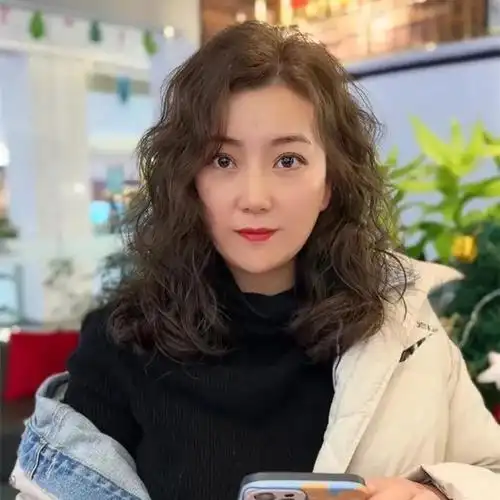 2,适合五六十岁女人的烫发,时髦大气不失成熟韵味,显发量又好打理