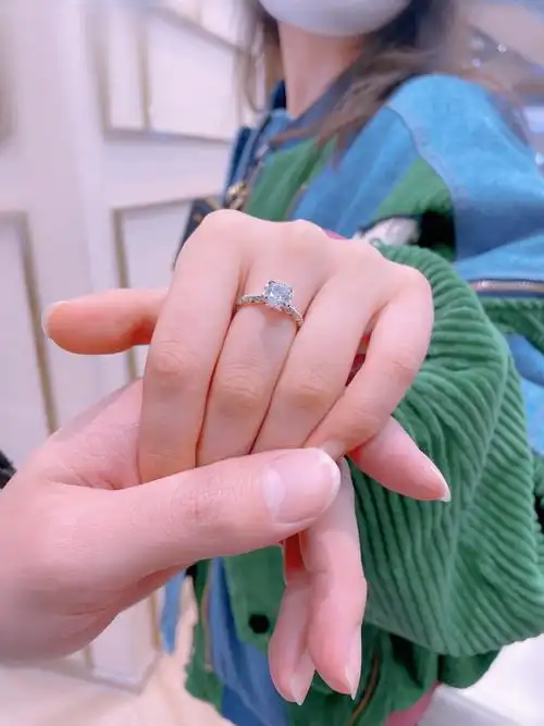 一克拉钻戒到手啦喜欢