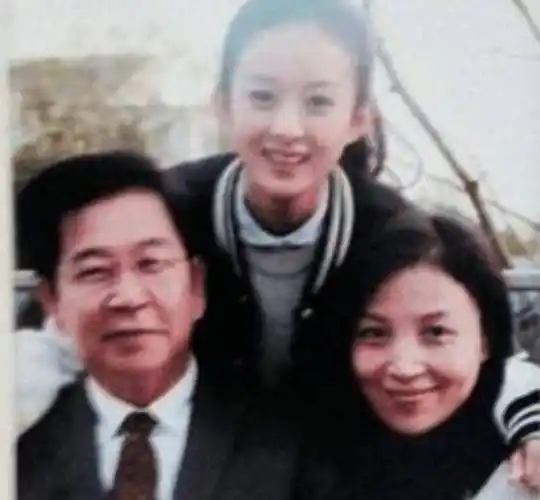 为照顾父母在老家打工,赵丽颖大火后回报他两房一车_赵建飞_姐姐_自然