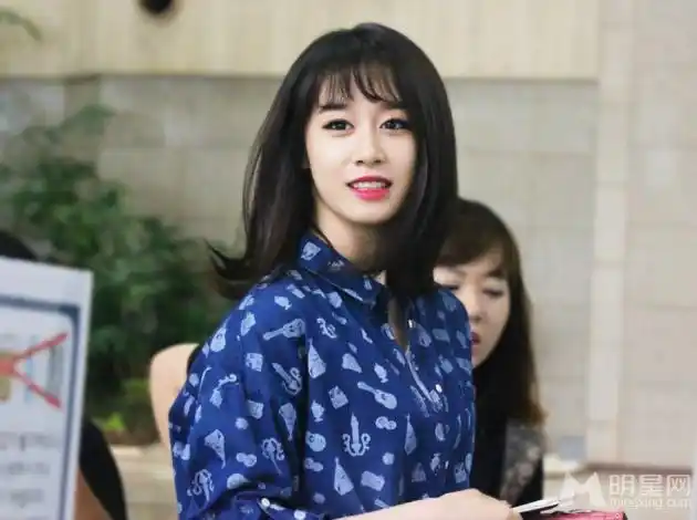 tara成员朴智妍唯美时尚机场街拍显秀气