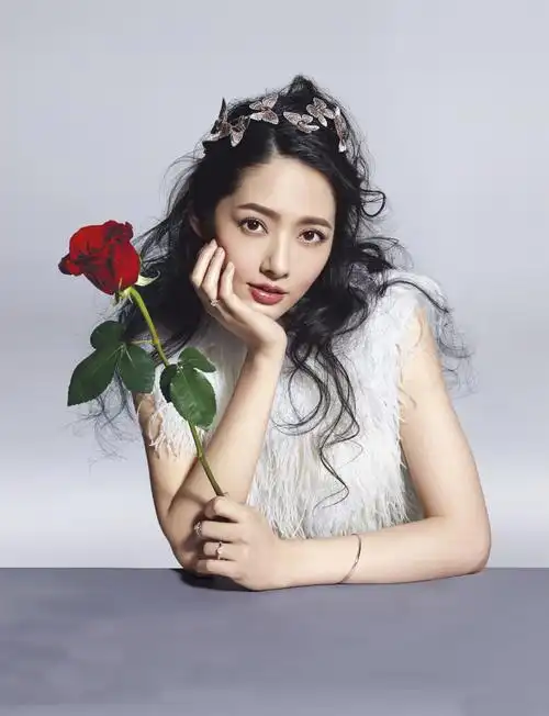 郭碧婷披婚纱登封面 飘逸唯美优雅大方_高清图集_新浪网