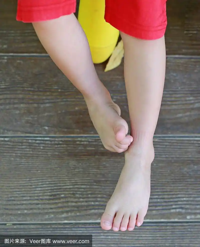 小女孩的脚痒痒的木头背景.
