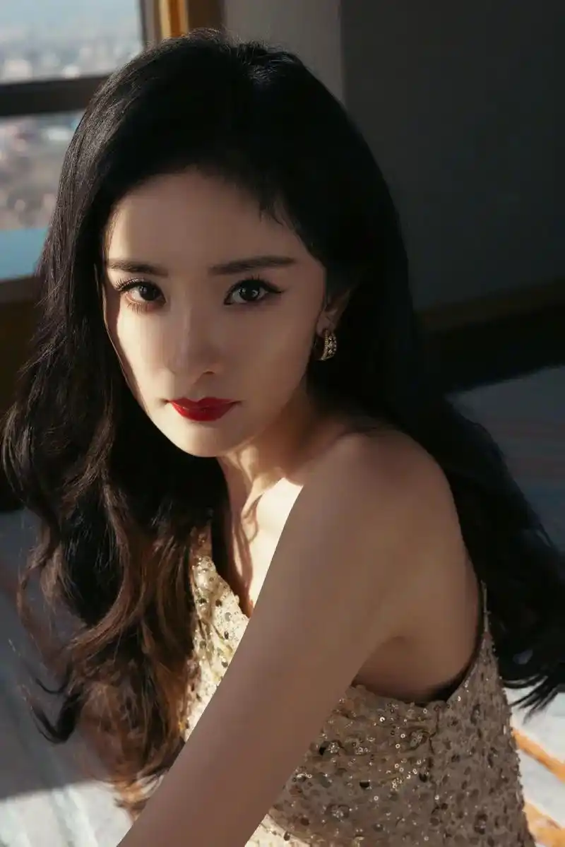 向全世界安利杨幂鎏金礼服裙造型好美啊爱了