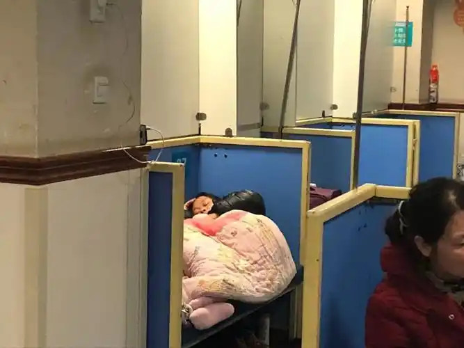 凌晨3点重庆儿童医院拍到的这一幕真相太戳心