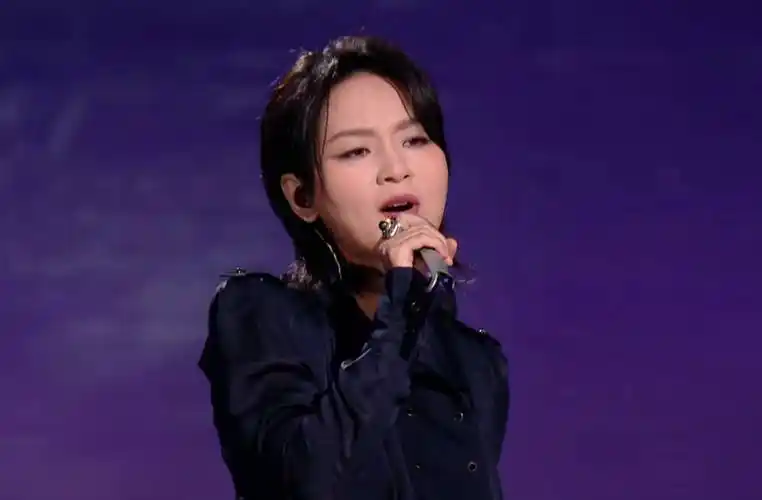 芒果音乐盛典全开麦状况多,周笔畅吴青峰稳如cd,蔡健雅走音,时代少年