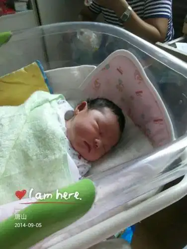 宝妈们把宝宝出生第一天的照片发出来吧!