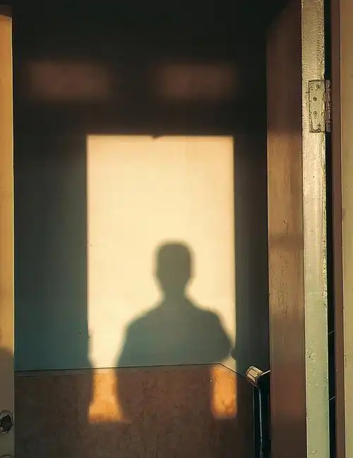 影子夕阳下的影子显得格外孤独随手来拍一张记录生活中的不经意间