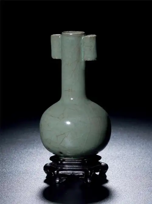 南宋 龙泉仿官釉贯耳瓶