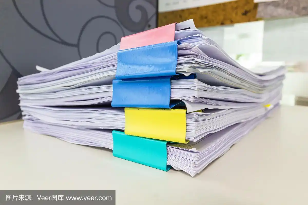 把文件堆在文件柜里用回形针夹在办公桌上