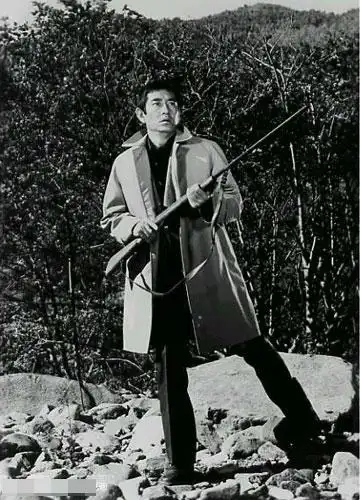 【星衣神探】高仓健引领硬汉范 风衣墨镜超有型