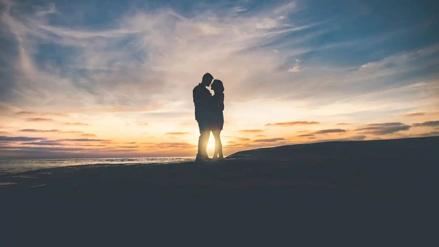 夕阳下的情侣拥抱亲吻,高清图片,电脑桌面-壁纸族